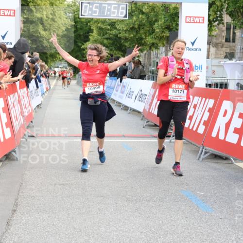 08.06.2024 - REWE Women's Run Strokosch-Dieckow http://msf.ph/oto/6246396 09.06.2024 09:58:26 Ziel 10171, 10175, 10422, 10499 meine-sportfotos.de
