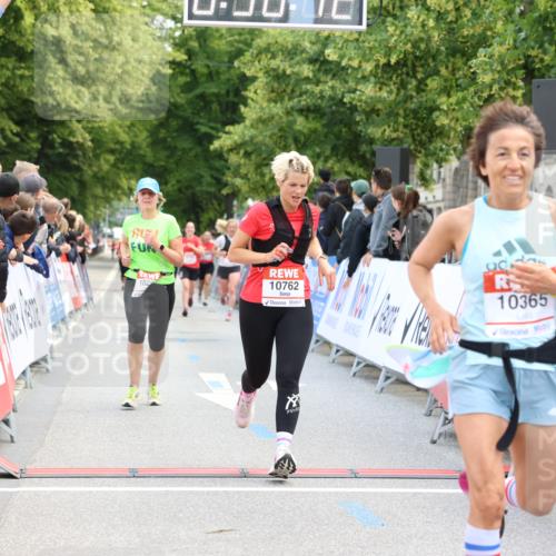08.06.2024 - REWE Women's Run Strokosch-Dieckow http://msf.ph/oto/6246439 09.06.2024 09:58:41 Ziel 10067, 10151, 10295, 10365, 10762 meine-sportfotos.de