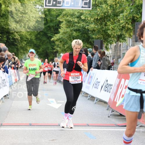 08.06.2024 - REWE Women's Run Strokosch-Dieckow http://msf.ph/oto/6246444 09.06.2024 09:58:41 Ziel 10067, 10151, 10295, 10365, 10762 meine-sportfotos.de