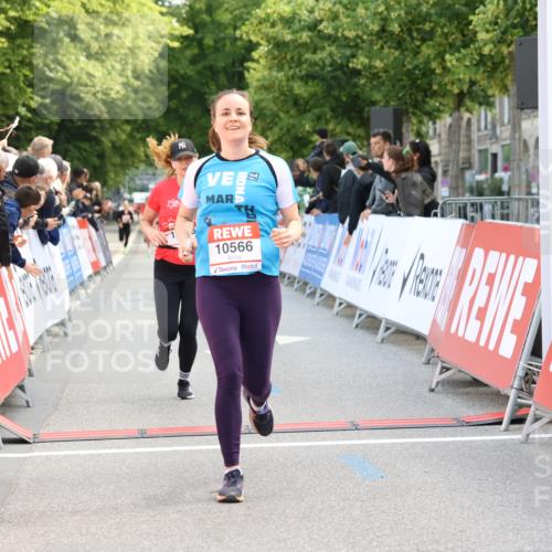 08.06.2024 - REWE Women's Run Strokosch-Dieckow http://msf.ph/oto/6246535 09.06.2024 09:59:15 Ziel 10135, 10206, 10566, 10739 meine-sportfotos.de