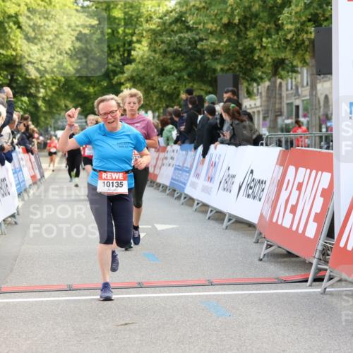08.06.2024 - REWE Women's Run Strokosch-Dieckow http://msf.ph/oto/6246566 09.06.2024 09:59:22 Ziel 10135, 10226, 10346, 10602, 10739 meine-sportfotos.de