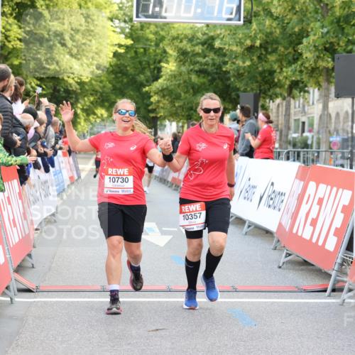 08.06.2024 - REWE Women's Run Strokosch-Dieckow http://msf.ph/oto/6246855 09.06.2024 10:00:45 Ziel 10009, 10089, 10357, 10527, 10730 meine-sportfotos.de