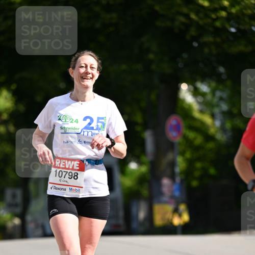08.06.2024 - REWE Women's Run Dr. Thomas Lammeyer http://msf.ph/oto/6246924 09.06.2024 09:33:08 Laufen 014, 24, 25, 10798 meine-sportfotos.de