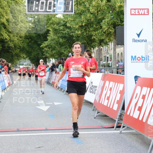 08.06.2024 - REWE Women's Run Strokosch-Dieckow http://msf.ph/oto/6246949 09.06.2024 10:01:20 Ziel 10468, 10476, 10657 meine-sportfotos.de