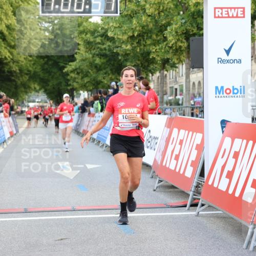 08.06.2024 - REWE Women's Run Strokosch-Dieckow http://msf.ph/oto/6246952 09.06.2024 10:01:20 Ziel 10468, 10476, 10657 meine-sportfotos.de