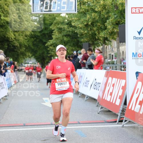 08.06.2024 - REWE Women's Run Strokosch-Dieckow http://msf.ph/oto/6246976 09.06.2024 10:01:26 Ziel 10531, 10657 meine-sportfotos.de