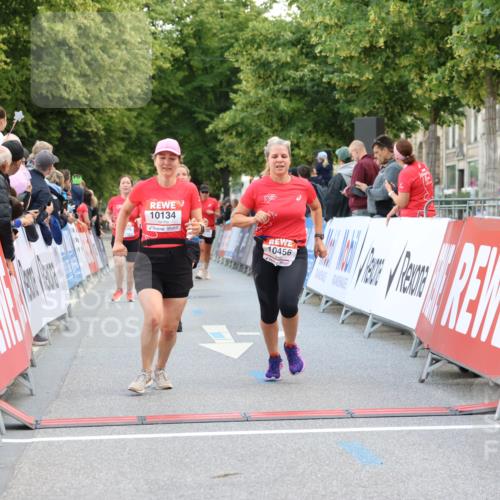 08.06.2024 - REWE Women's Run Strokosch-Dieckow http://msf.ph/oto/6248271 09.06.2024 10:01:35 Ziel 10096, 10134, 10205, 10242, 10456, 10531, 10786 meine-sportfotos.de