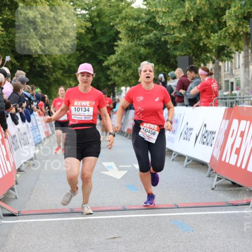 08.06.2024 - REWE Women's Run Strokosch-Dieckow http://msf.ph/oto/6248286 09.06.2024 10:01:35 Ziel 10096, 10134, 10205, 10242, 10456, 10531, 10786 meine-sportfotos.de
