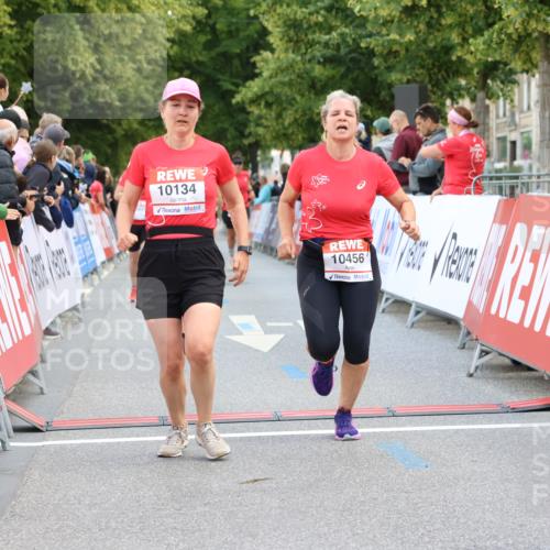 08.06.2024 - REWE Women's Run Strokosch-Dieckow http://msf.ph/oto/6248296 09.06.2024 10:01:36 Ziel 10096, 10134, 10179, 10205, 10222, 10242, 10456, 10531, 10642, 10786 meine-sportfotos.de