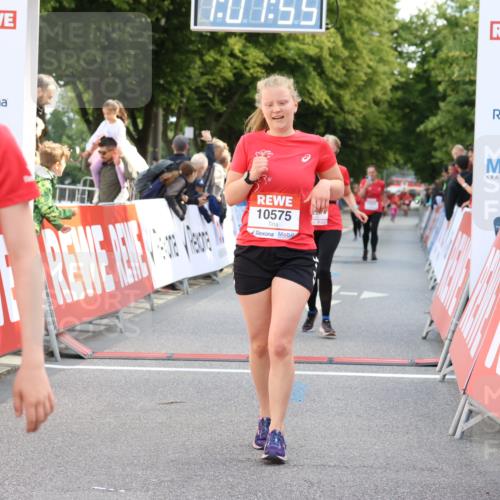 08.06.2024 - REWE Women's Run Strokosch-Dieckow http://msf.ph/oto/6248414 09.06.2024 10:02:24 Ziel 10026, 10227, 10520, 10554, 10575 meine-sportfotos.de
