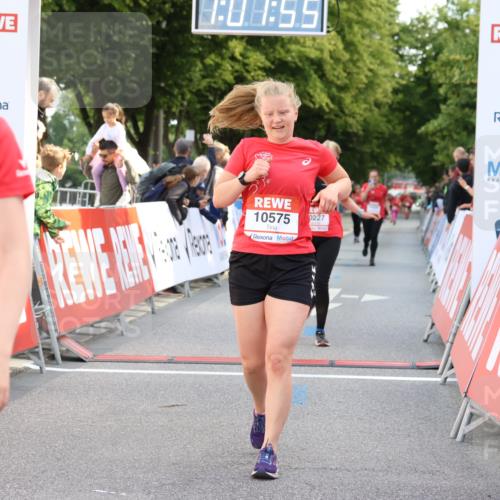08.06.2024 - REWE Women's Run Strokosch-Dieckow http://msf.ph/oto/6248416 09.06.2024 10:02:24 Ziel 10026, 10227, 10520, 10554, 10575 meine-sportfotos.de