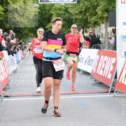 08.06.2024 - REWE Women's Run Strokosch-Dieckow http://msf.ph/oto/6248516 09.06.2024 10:03:02 Ziel 10127, 10158, 10390, 10392, 10425, 10701, 10789 meine-sportfotos.de