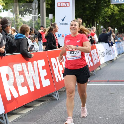 08.06.2024 - REWE Women's Run Strokosch-Dieckow http://msf.ph/oto/6248568 09.06.2024 10:03:19 Ziel 10111, 10168, 10259, 10400, 10663 meine-sportfotos.de
