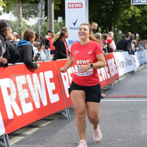 08.06.2024 - REWE Women's Run Strokosch-Dieckow http://msf.ph/oto/6248571 09.06.2024 10:03:19 Ziel 10111, 10168, 10259, 10400, 10663 meine-sportfotos.de
