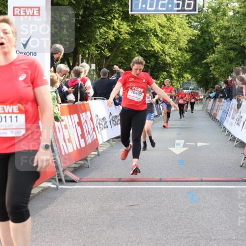 08.06.2024 - REWE Women's Run Strokosch-Dieckow http://msf.ph/oto/6248589 09.06.2024 10:03:25 Ziel 10111, 10168, 10400, 10540 meine-sportfotos.de