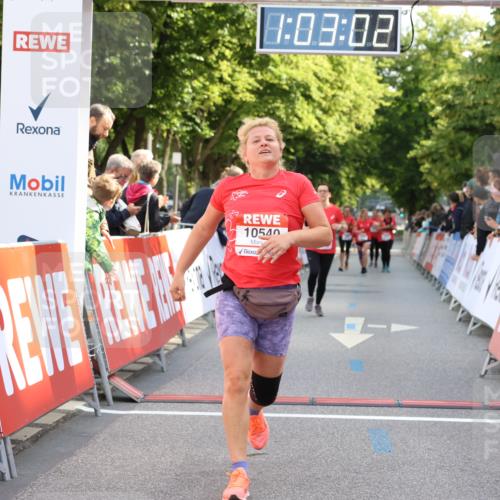 08.06.2024 - REWE Women's Run Strokosch-Dieckow http://msf.ph/oto/6248623 09.06.2024 10:03:31 Ziel 10168, 10183, 10540 meine-sportfotos.de