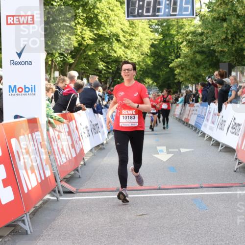08.06.2024 - REWE Women's Run Strokosch-Dieckow http://msf.ph/oto/6248630 09.06.2024 10:03:34 Ziel 10183, 10426, 10540, 10667, 10702 meine-sportfotos.de