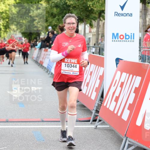 08.06.2024 - REWE Women's Run Strokosch-Dieckow http://msf.ph/oto/6248739 09.06.2024 10:03:57 Ziel 10197, 10344 meine-sportfotos.de