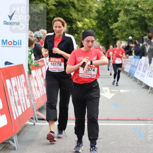 08.06.2024 - REWE Women's Run Strokosch-Dieckow http://msf.ph/oto/6248795 09.06.2024 10:04:14 Ziel 10077, 10097, 10153, 10178, 10338, 10374, 10404, 10464, 10494 meine-sportfotos.de