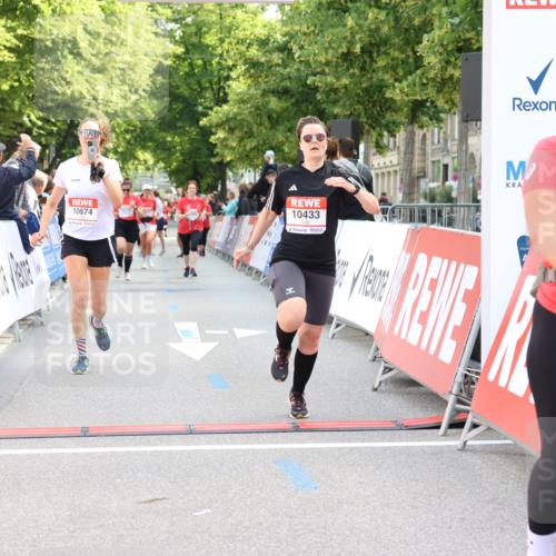 08.06.2024 - REWE Women's Run Strokosch-Dieckow http://msf.ph/oto/6248834 09.06.2024 10:04:31 Ziel 10140, 10188, 10433, 10596, 10674 meine-sportfotos.de
