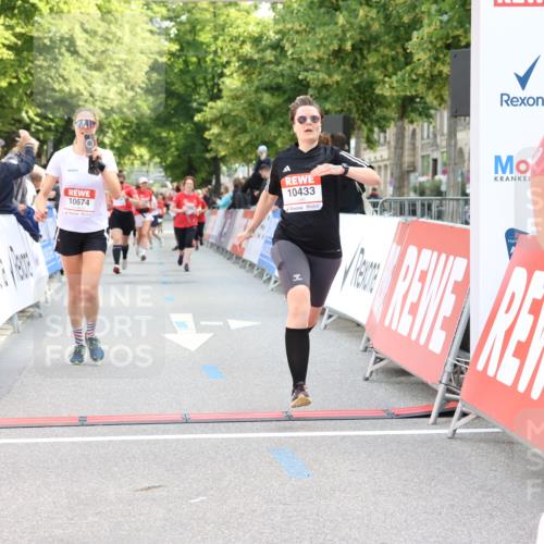 08.06.2024 - REWE Women's Run Strokosch-Dieckow http://msf.ph/oto/6248837 09.06.2024 10:04:31 Ziel 10140, 10188, 10433, 10596, 10674 meine-sportfotos.de