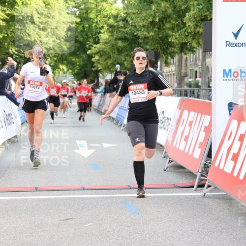 08.06.2024 - REWE Women's Run Strokosch-Dieckow http://msf.ph/oto/6248840 09.06.2024 10:04:31 Ziel 10140, 10188, 10433, 10596, 10674 meine-sportfotos.de