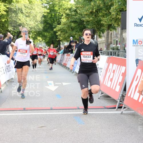 08.06.2024 - REWE Women's Run Strokosch-Dieckow http://msf.ph/oto/6248843 09.06.2024 10:04:31 Ziel 10140, 10188, 10433, 10596, 10674 meine-sportfotos.de