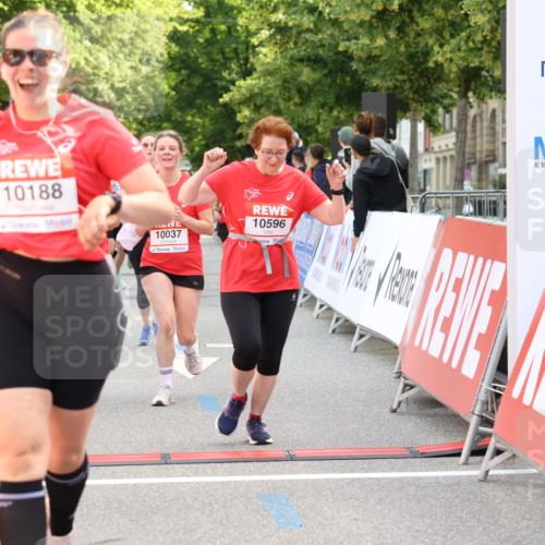 08.06.2024 - REWE Women's Run Strokosch-Dieckow http://msf.ph/oto/6248878 09.06.2024 10:04:39 Ziel 10037, 10188, 10560, 10570, 10596, 10696, 10707, 10721, 10742 meine-sportfotos.de