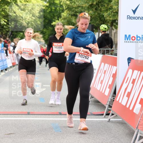 08.06.2024 - REWE Women's Run Strokosch-Dieckow http://msf.ph/oto/6249000 09.06.2024 10:05:07 Ziel 10180, 10202, 10262, 10356, 10643, 10741, 10748 meine-sportfotos.de