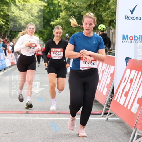 08.06.2024 - REWE Women's Run Strokosch-Dieckow http://msf.ph/oto/6249006 09.06.2024 10:05:08 Ziel 10155, 10180, 10202, 10262, 10356, 10508, 10643, 10741, 10748 meine-sportfotos.de