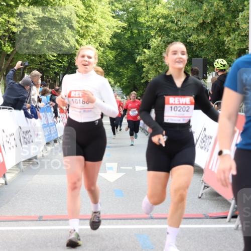08.06.2024 - REWE Women's Run Strokosch-Dieckow http://msf.ph/oto/6249015 09.06.2024 10:05:09 Ziel 10155, 10180, 10202, 10262, 10356, 10454, 10508, 10643, 10741, 10748 meine-sportfotos.de