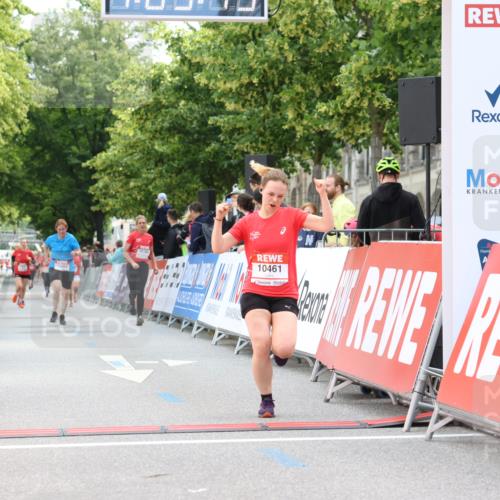 08.06.2024 - REWE Women's Run Strokosch-Dieckow http://msf.ph/oto/6249108 09.06.2024 10:05:42 Ziel 10461, 10684, 10793 meine-sportfotos.de