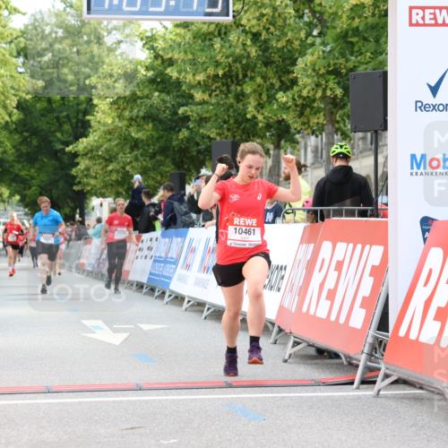 08.06.2024 - REWE Women's Run Strokosch-Dieckow http://msf.ph/oto/6249111 09.06.2024 10:05:42 Ziel 10461, 10684, 10793 meine-sportfotos.de