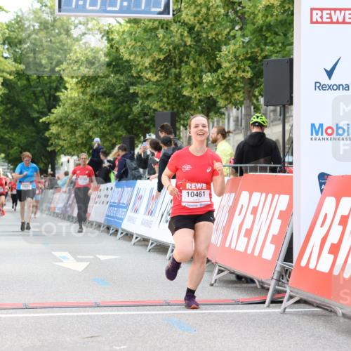 08.06.2024 - REWE Women's Run Strokosch-Dieckow http://msf.ph/oto/6249116 09.06.2024 10:05:42 Ziel 10461, 10684, 10793 meine-sportfotos.de