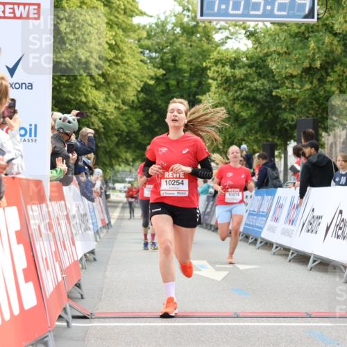 08.06.2024 - REWE Women's Run Strokosch-Dieckow http://msf.ph/oto/6249150 09.06.2024 10:05:53 Ziel 10254, 10493, 10574, 10684, 10793 meine-sportfotos.de