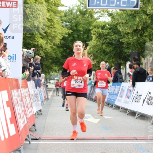 08.06.2024 - REWE Women's Run Strokosch-Dieckow http://msf.ph/oto/6249153 09.06.2024 10:05:54 Ziel 10254, 10493, 10574, 10684, 10793 meine-sportfotos.de