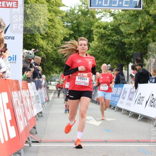 08.06.2024 - REWE Women's Run Strokosch-Dieckow http://msf.ph/oto/6249159 09.06.2024 10:05:54 Ziel 10254, 10493, 10574, 10684, 10793 meine-sportfotos.de