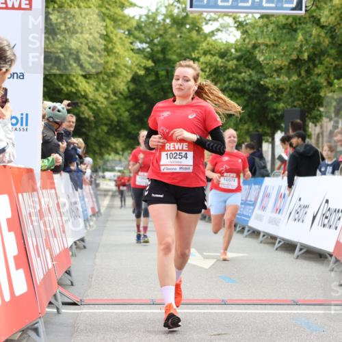 08.06.2024 - REWE Women's Run Strokosch-Dieckow http://msf.ph/oto/6249167 09.06.2024 10:05:54 Ziel 10254, 10493, 10574, 10684, 10793 meine-sportfotos.de