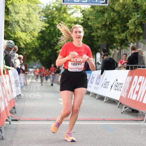 08.06.2024 - REWE Women's Run Strokosch-Dieckow http://msf.ph/oto/6249258 09.06.2024 10:06:15 Ziel 10241, 10323, 10408 meine-sportfotos.de