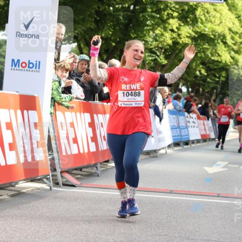 08.06.2024 - REWE Women's Run Strokosch-Dieckow http://msf.ph/oto/6249292 09.06.2024 10:06:30 Ziel 10123, 10220, 10274, 10488, 10636, 10661 meine-sportfotos.de