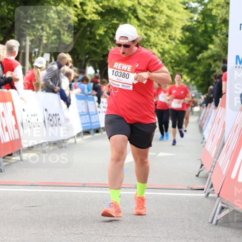 08.06.2024 - REWE Women's Run Strokosch-Dieckow http://msf.ph/oto/6249355 09.06.2024 10:06:46 Ziel 10036, 10284, 10380, 10395, 10471, 10703 meine-sportfotos.de