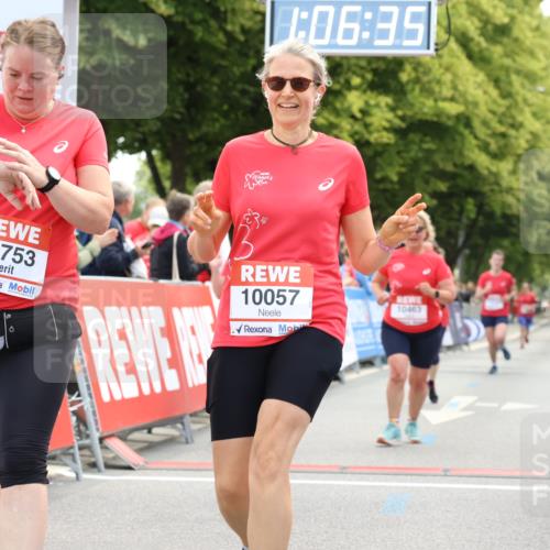 08.06.2024 - REWE Women's Run Strokosch-Dieckow http://msf.ph/oto/6249422 09.06.2024 10:07:04 Ziel 10057, 10340, 10416, 10463, 10629, 10753 meine-sportfotos.de