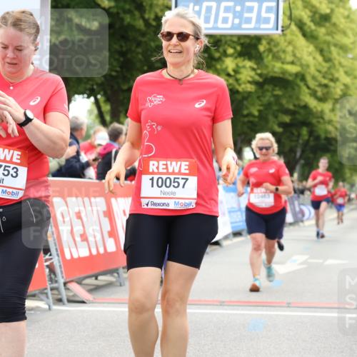 08.06.2024 - REWE Women's Run Strokosch-Dieckow http://msf.ph/oto/6249425 09.06.2024 10:07:04 Ziel 10057, 10340, 10416, 10463, 10629, 10753 meine-sportfotos.de