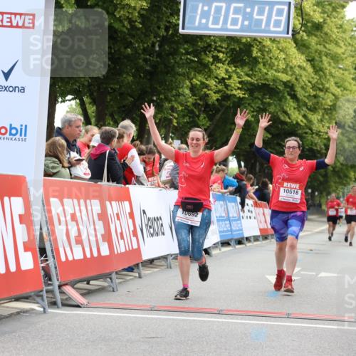08.06.2024 - REWE Women's Run Strokosch-Dieckow http://msf.ph/oto/6256378 09.06.2024 10:07:17 Ziel 10518, 10692 meine-sportfotos.de