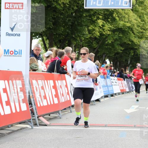 08.06.2024 - REWE Women's Run Strokosch-Dieckow http://msf.ph/oto/6256504 09.06.2024 10:07:48 Ziel 10382, 10551, 10670 meine-sportfotos.de