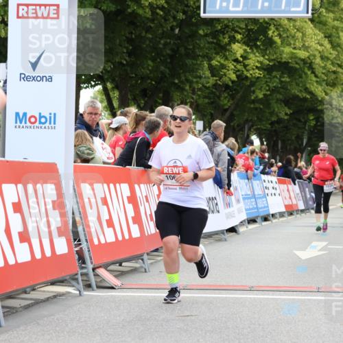 08.06.2024 - REWE Women's Run Strokosch-Dieckow http://msf.ph/oto/6256511 09.06.2024 10:07:48 Ziel 10382, 10551, 10670 meine-sportfotos.de