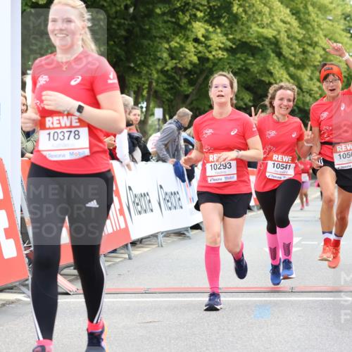 08.06.2024 - REWE Women's Run Strokosch-Dieckow http://msf.ph/oto/6256694 09.06.2024 10:08:04 Ziel 10122, 10293, 10321, 10378, 10435, 10541, 10569 meine-sportfotos.de