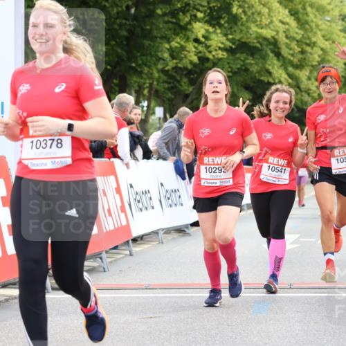 08.06.2024 - REWE Women's Run Strokosch-Dieckow http://msf.ph/oto/6256736 09.06.2024 10:08:04 Ziel 10122, 10293, 10321, 10378, 10435, 10541, 10569 meine-sportfotos.de