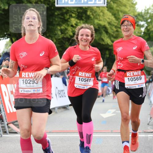 08.06.2024 - REWE Women's Run Strokosch-Dieckow http://msf.ph/oto/6256741 09.06.2024 10:08:06 Ziel 10293, 10294, 10321, 10378, 10541, 10569 meine-sportfotos.de