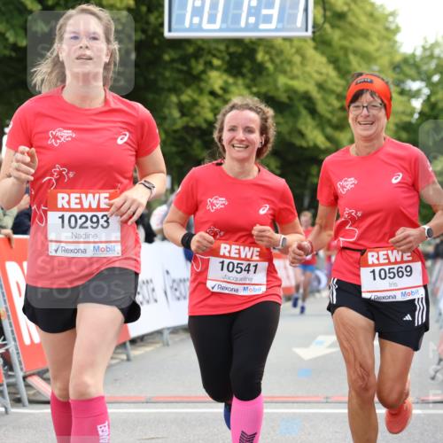 08.06.2024 - REWE Women's Run Strokosch-Dieckow http://msf.ph/oto/6256745 09.06.2024 10:08:06 Ziel 10293, 10294, 10321, 10378, 10541, 10569 meine-sportfotos.de